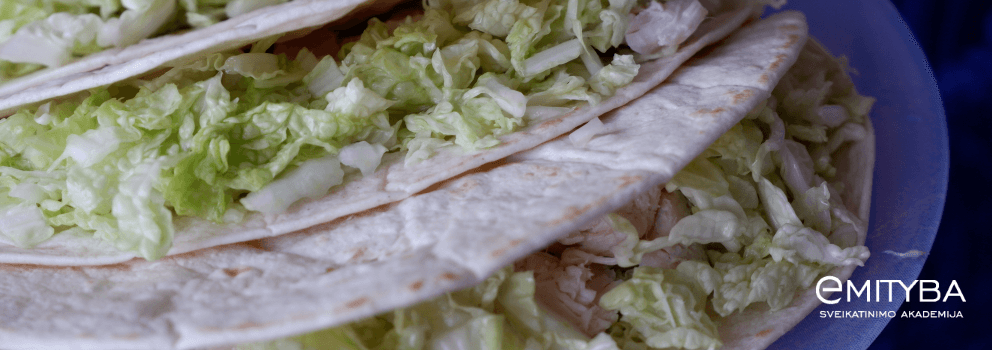 Tortilija su kopustu ir virta vistiena