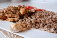 Vi&scaron;tiena su bananu ir grikiais