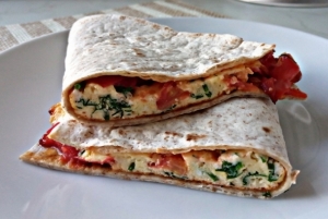 Omletas su pomidorais ir sūriu tortilijoje