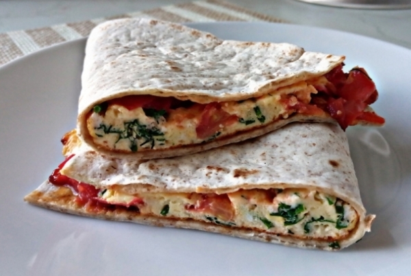 Omletas su pomidorais ir sūriu tortilijoje