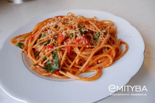 Viso grūdo makaronai su pomidorais ir sūriu